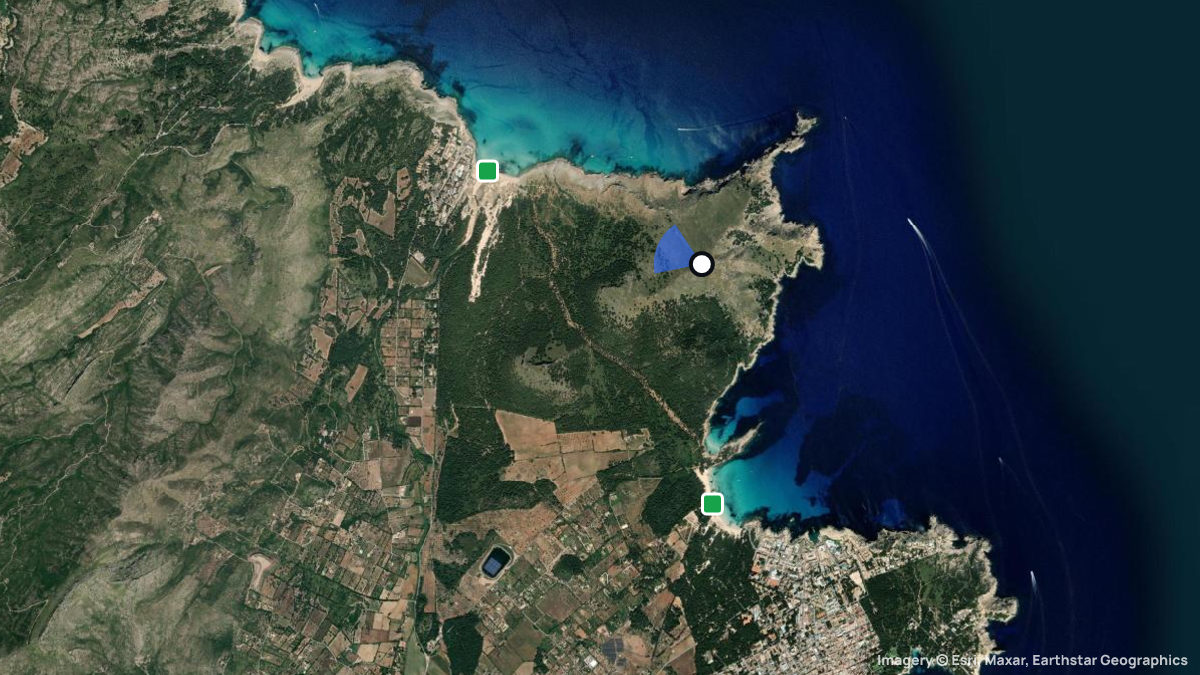 Satellite map of Cala Mesquida with its launches and landings