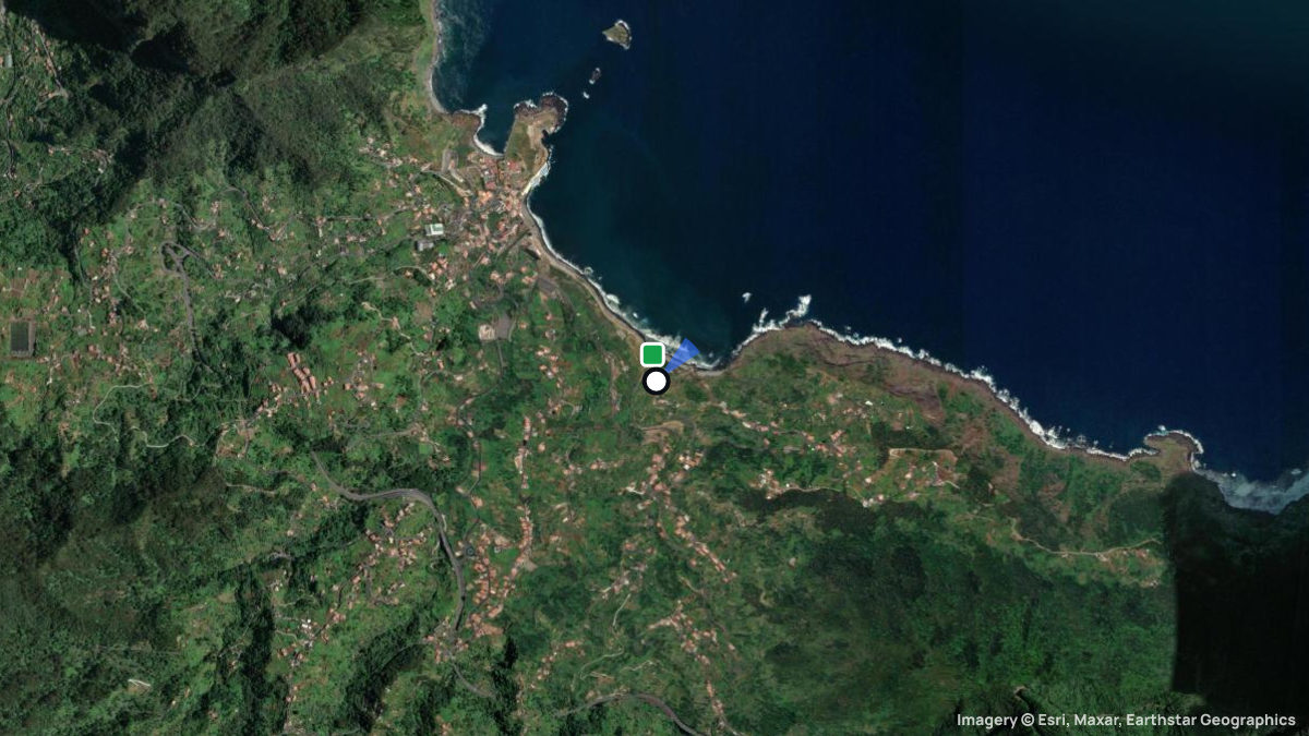Satellite map of Praia da Maiata with its launches and landings